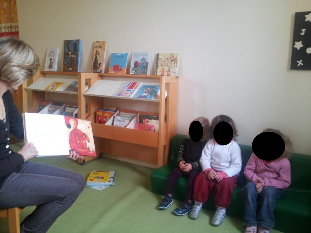 à la bibliothèque
